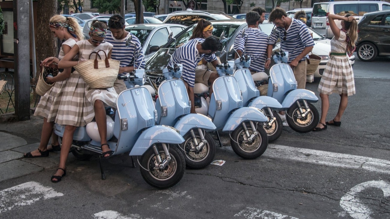 Hellblaue Vespas in einer italienischen Straße